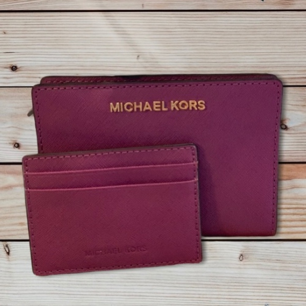 NWOT! Beautiful Michael Kors Jet Set wallet